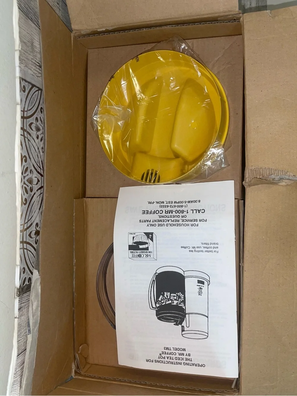 Yellow and White Iced Tea Maker - 3 Quart